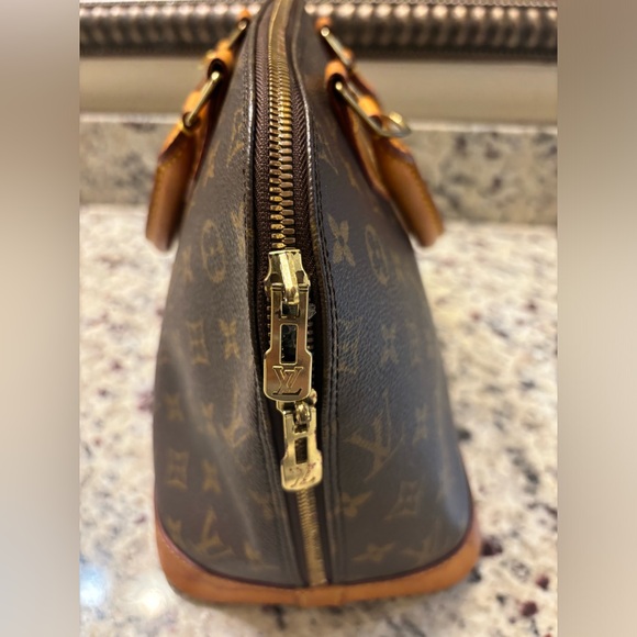 Authentic LOUIS VUITTON Alma Handbag - Picture 9 of 17